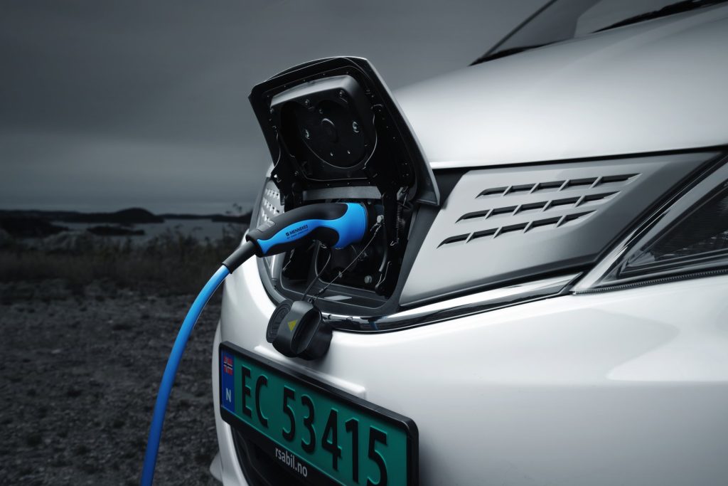 Bilens Blade-batteri har en batterikapasitet på 45 kWt som kan lades fra 20 til 80 prosent på 30 minutter med DC-hurtiglader (CCS).