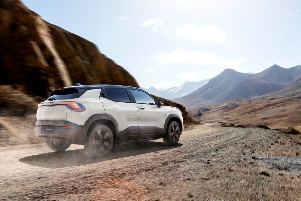 Suzuki e-Vitara 4x4 interiør med AllGrip-velger og robust førermiljø