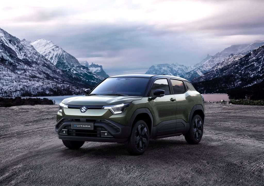 Suzuki e-Vitara 4x4 parkert i naturskjønne omgivelser