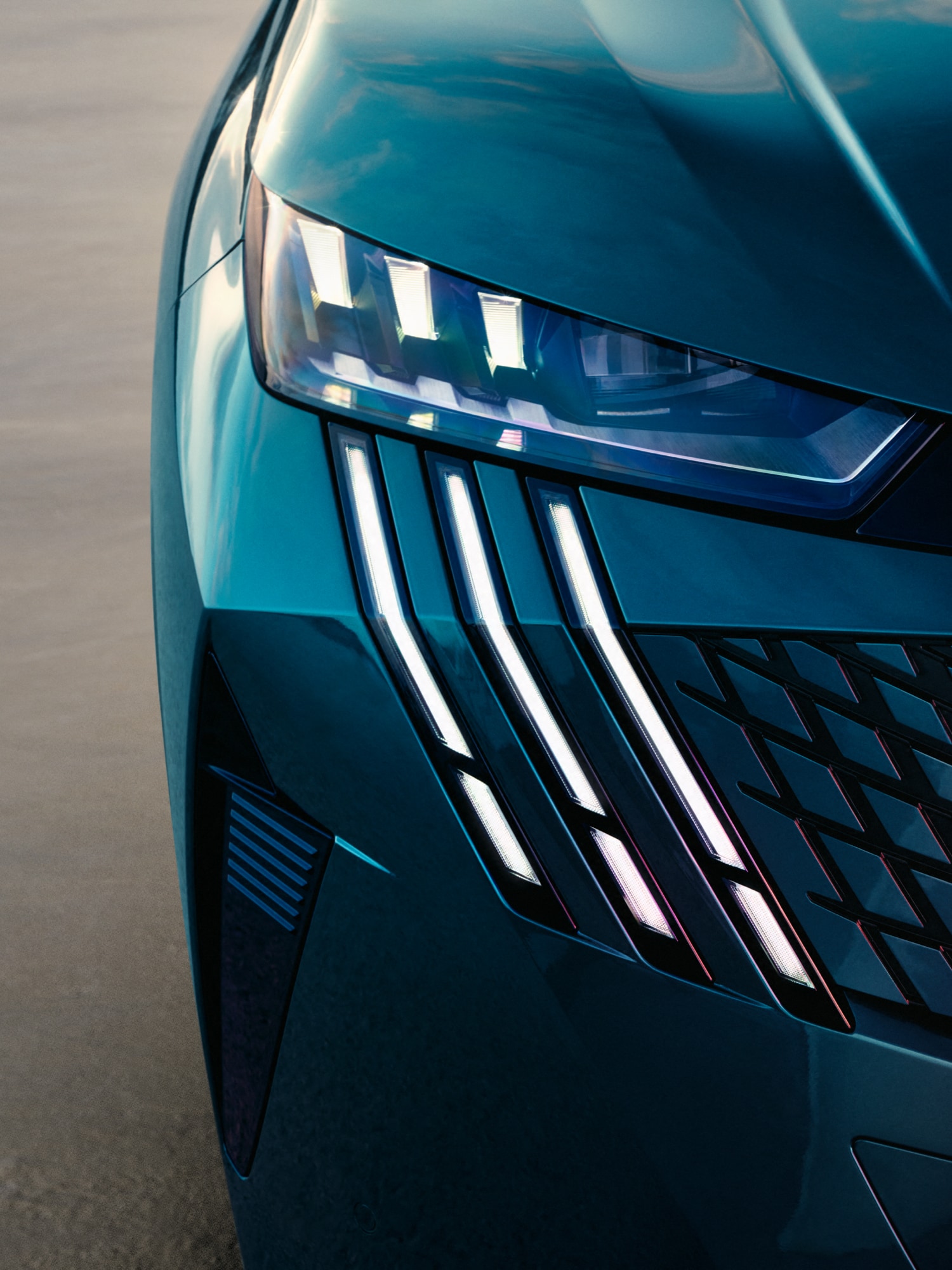 Frontlykt og grill på Peugeot E-3008