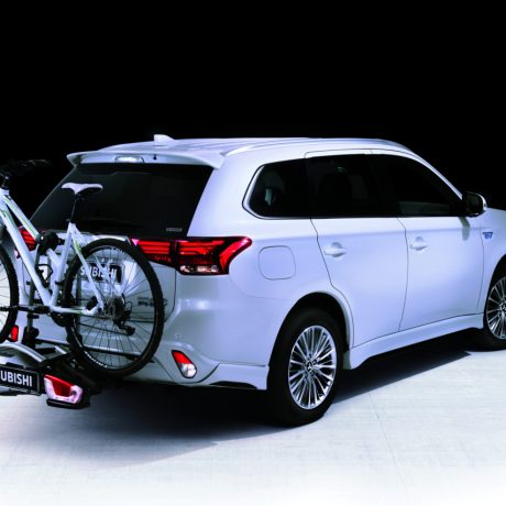 19MY_OUTLANDER_PHEV_EU_LHD_A_Main_image_backside_with_bike_carrier_master Mitsubishi Outlander PHEV