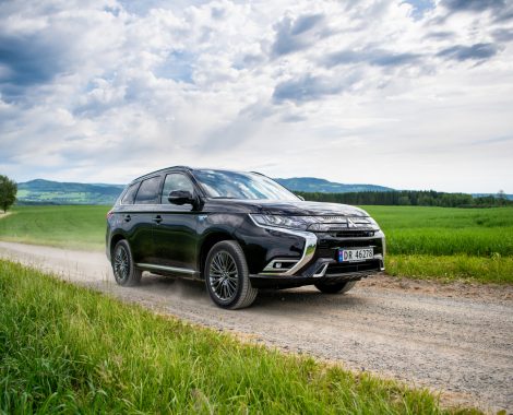 Mitsubishi Outlander PHEV på grusveg